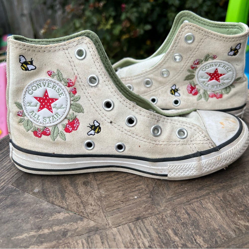 Embroidered strawberry bumblebee Converse in new condition